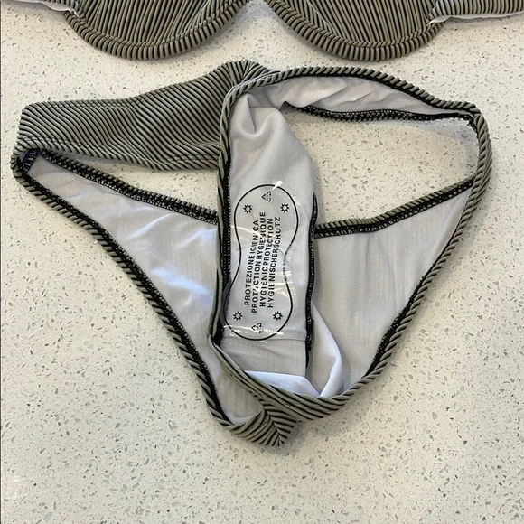 Bikini Cheeky High Cut Size Medium NWOT (liner in bottoms) - Picture 6 of 10